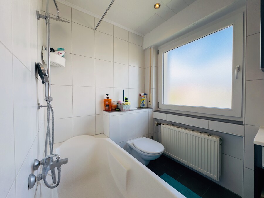 OG Badezimmer Wanne