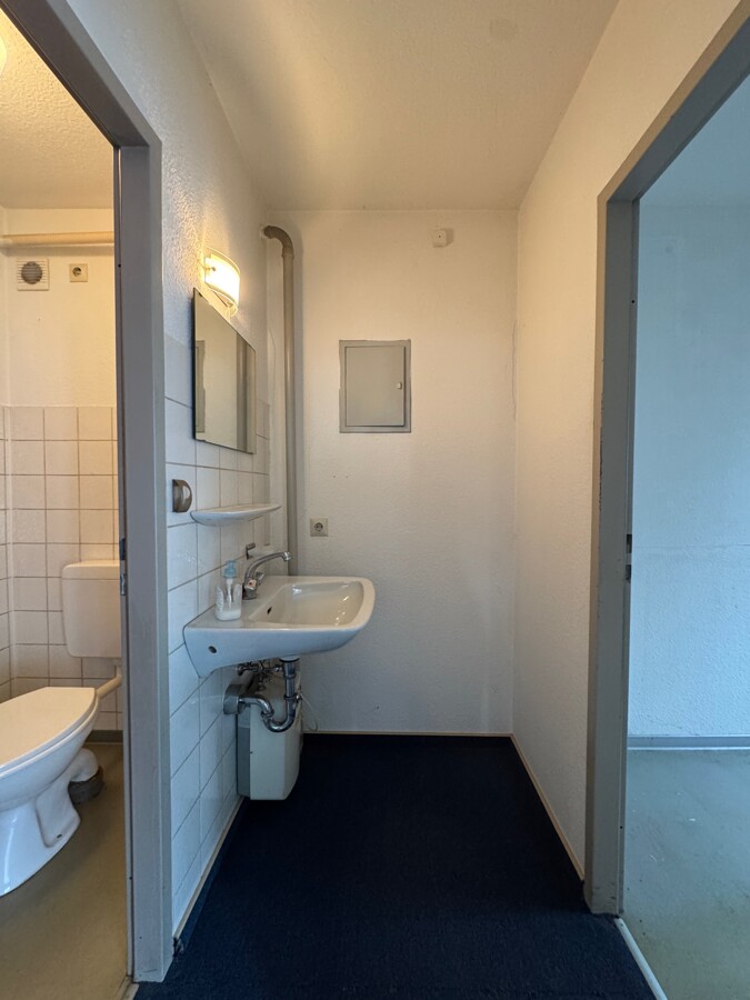 Wohn- und Geschäftshaus EG Gewerbe Zwischenraum und WC