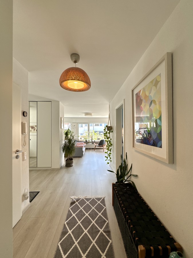 Flur mit Blick ins Wohnzimmer