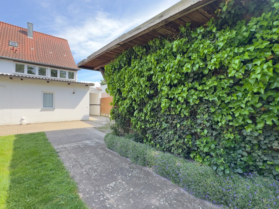Blick vom Garten zum Haus