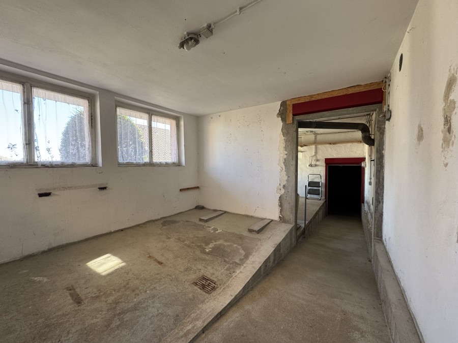UG_Blick zur Garage durch die Räume