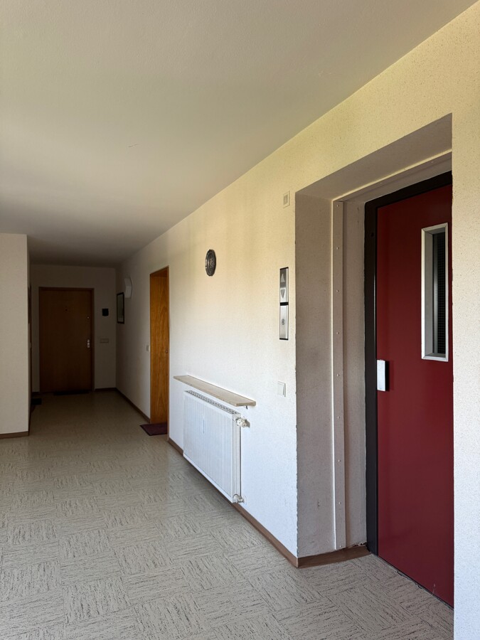Flur vor Wohnung mit Aufzug