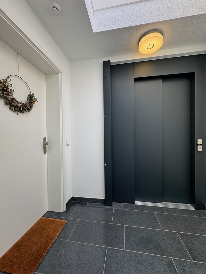 Wohnungstür und Aufzug