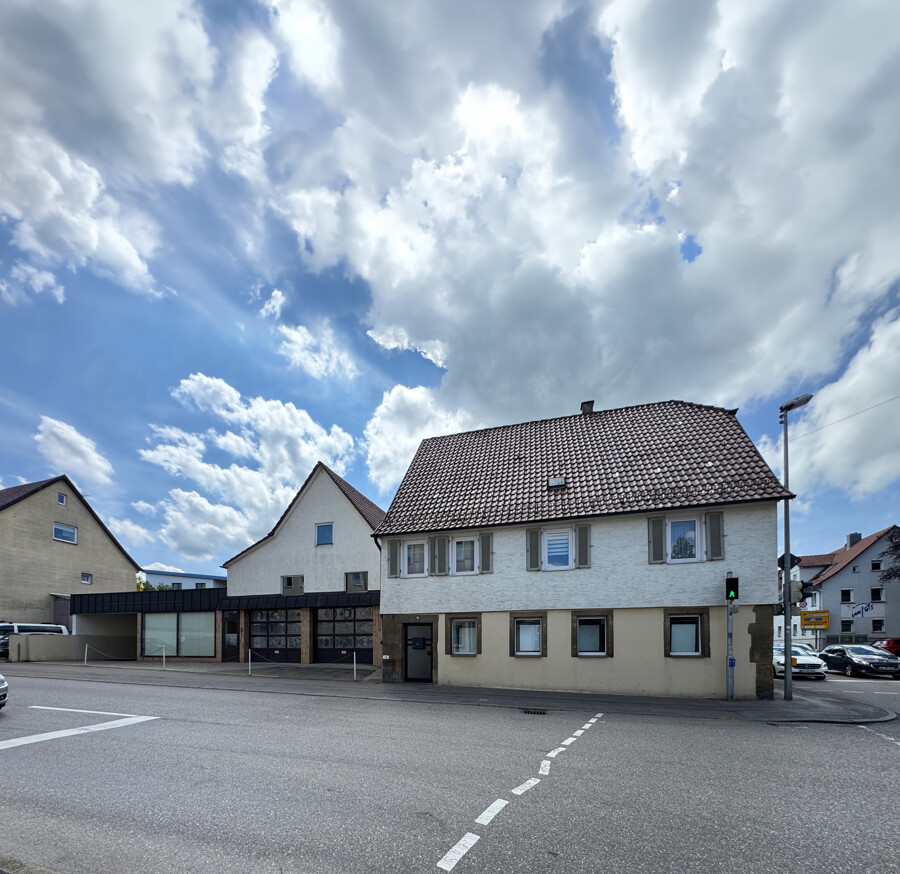 Strassenansicht Wohn- und Geschäftshaus und Autowerkstatt