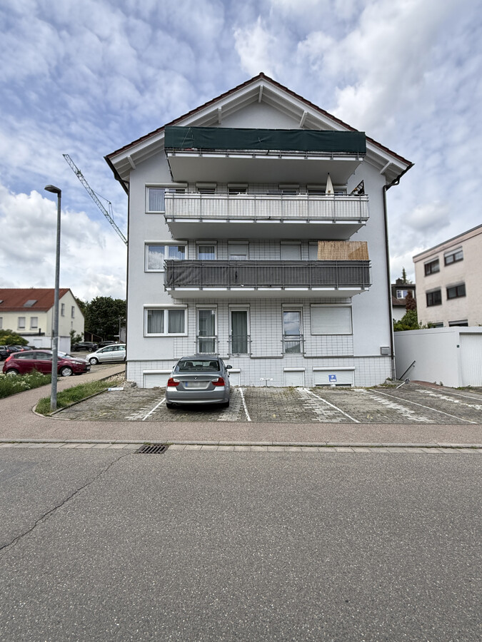Seitenansicht und Stellplätze
